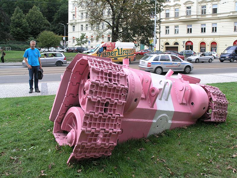 tre-quarti-_ruzovy-tank_david_cerny_-_ruzovy_tank_2008_3